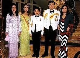 Sultan selangor, sultan sharafuddin idris shah berkenan membeli kasut emas milik bekas pemain bola sepak kebangsaan, khalid jamlus. Duli Mahkota : Pewaris Takhta : Selangor Darul Ehsan