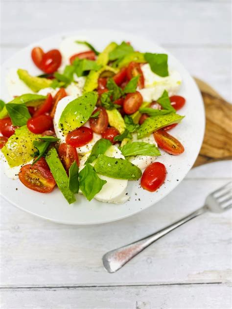 Tricolore Salad A Beautiful Italian Salad Recipe Daisies And Pie