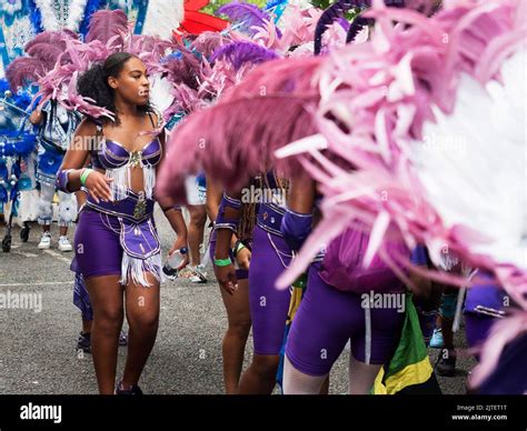 2022 De Agosto De 29 Reino Unido Yorkshire Leeds West Indian Carnival Bailarín Entre Una