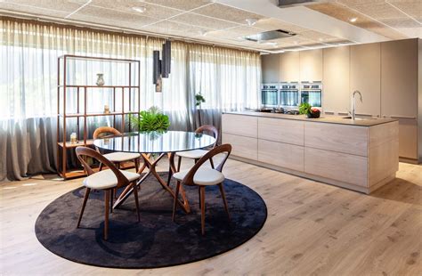 Un referente en reformas integrales en mallorca. Cocina en isla - salón comedor "Porada" en exposición ...