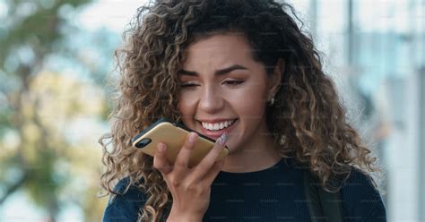 Foto Zum Thema Junge Lateinamerikanische Frau Die Eine Sprachnachricht Auf Ihrem Handy Sendet