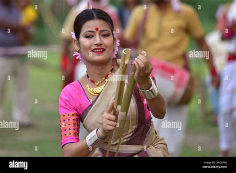 Les filles d Assamois en costume traditionnel exécutent la danse de