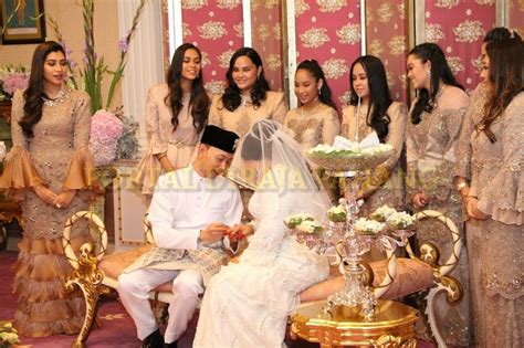 Baginda merupakan isteri kedua sultan ahmad shah selepas almarhum tengku ampuan afzan yang mangkat akibat kanser pada tahun 1988. Isteri Kedua Tengku Muda Pahang Bercerai