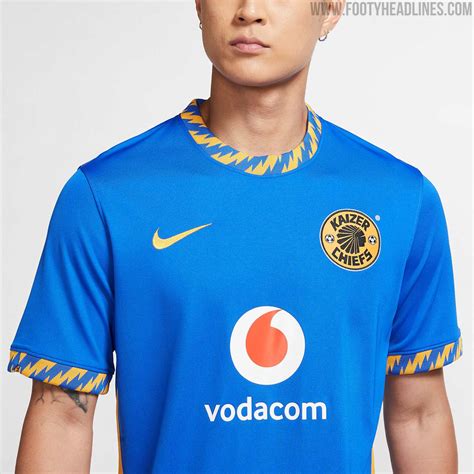 The inside neck of the shirt shows the same 50th anniversary logo that was already used on the home and away. Nike Kaizer Chiefs 20-21 Heim- und Auswärtstrikots ...