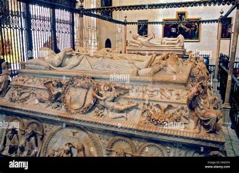El Mausoleo Realsepulcro De Los Reyes Católicos Y En Segundo Plano Tumba De Juana La Loca Y
