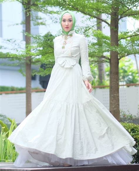 Merupakan salah satu gaya modern yang biasa dipakai para muslimah untuk fungsi formal. Style Baju Hitam Putih Hijab - Gallery Islami Terbaru