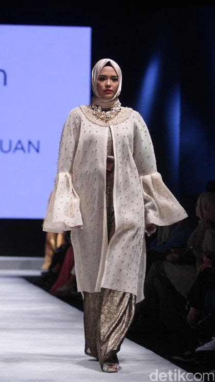 foto koleksi anniesa hasibuan di muslim fashion festival 2017 muslim islamic dresses fashion