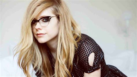 Glasses Of Avril Lavigne NUDE CelebrityNakeds Com