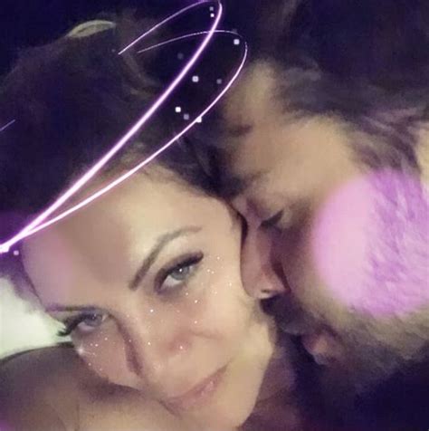 Ünlülerin instagram storyleriseray sever hayranlarına story ile ulşatı.11.09.2019 seray sever instagram story,seray sever. Seray Sever yataktan paylaştı 'Aşk' yazdı - Magazin haberleri