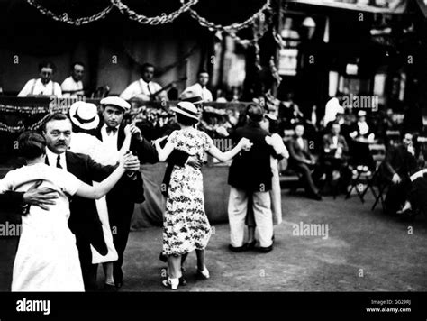 Le 14 Juillet Bal Populaire à Paris Juillet 1935 France Photo Stock Alamy