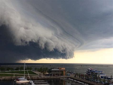 Epic Shelf Cloud Engulfs Cleveland Ohio In Pictures And Videos