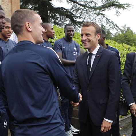 Coupe Du Monde 2018 Macron Entouré De Guy Roux Et Papin Pour La Demi