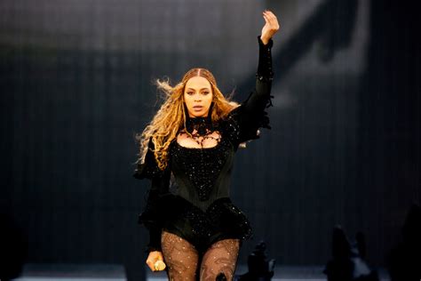 Beyoncés Formation Uk Tour Kicks Off In Style But She Arrives 45