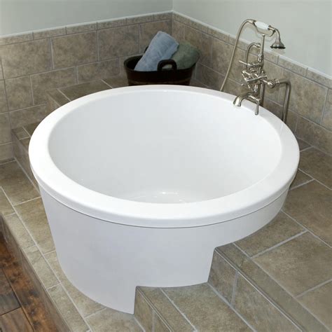 These soaking tubs are normally much deeper than the standard tub and can even be contoured for a soothing, comfortable bathing experience. Round Extra Deep Soaking Tub : Cherry Home Design - Great ...