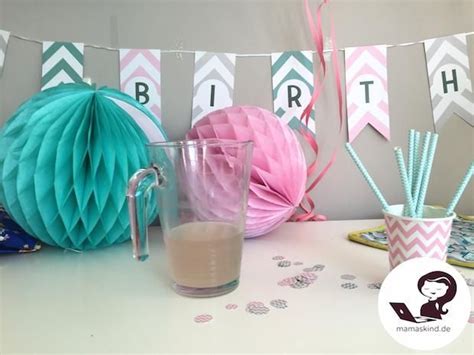 Geburtstag schnell vorbereitet und ihr könnt mehr zeit mit dem geburtstagskind und dessen gästen verbringen. Babys erster Geburtstag mit Kuchen und Geschenken | Baby ...