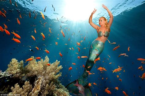 Mermaid Melissa Wears Her Tail Everyday Can Hold Her Breath Underwater For Five Minutes