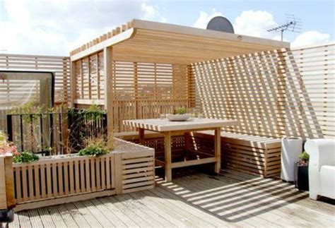 Holzwerkstoffen ist ein idealer ort, um sonne und frische luft zu tanken. Terrassenüberdachung aus Holz - Kümmern Sie sich um die ...