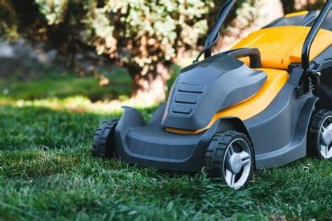 Best Self Propelled Electric Lawn Mowers For