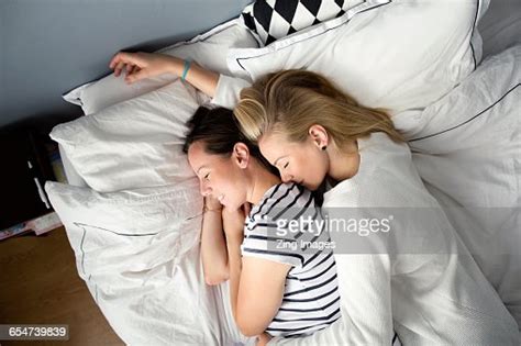 Female Couple Embracing On Bed Foto De Stock Getty Images