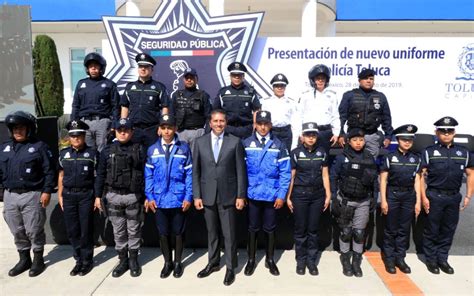 Nuevo uniforme, 'bodycam', y otros cambios en la policía nacional. Entregan a policías de Toluca nuevos uniformes con código QR