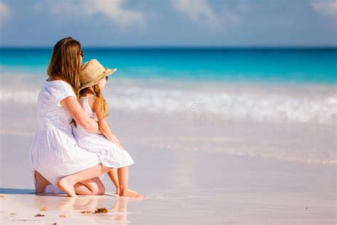 Mère et fille à la plage photo stock Image du enfant
