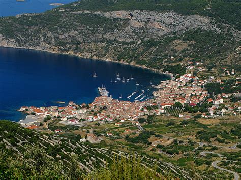 Along with its 135 km long coastline, numerous coves, bays and stretches of coast form a variety of beaches and swimming spots. 10 Best Croatian Islands (with Photos & Map) - Touropia