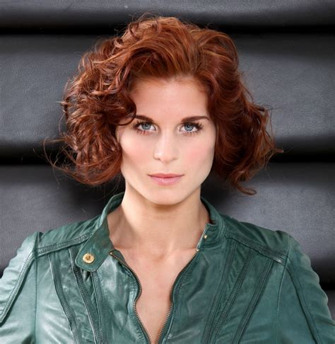 Blond ist nicht einfach nur blond. Falscher Bob /Langes Haar im Nacken hochgesteckt um ...