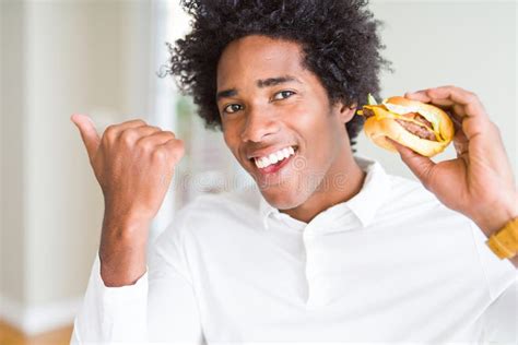 Hombre Afroamericano Hambriento Comiendo Hamburguesa Para El Almuerzo