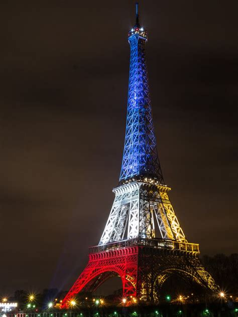 La Tour Eiffel Illuminée En Bleu Blanc Rouge Fluctuat Nec Mergitur