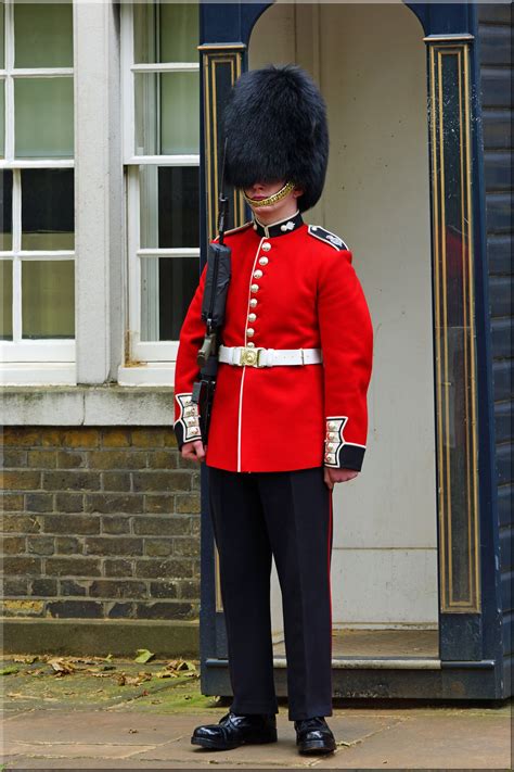Pin von MM auf Grenadier Guards Britische armee Männer in uniform Armee