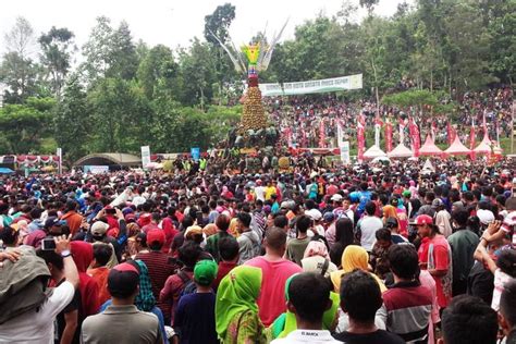 Foto Kenduren Wonosalam Tradisi Berbagi Durian Sekaligus Promosi Wisata