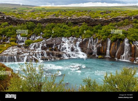 Wasserfall Hraunfossar Mächtige Ströme In Fluss Hvita Türkisfarbenen