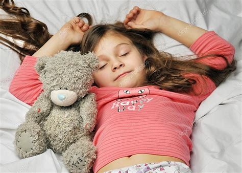 ベッドで眠っている少女 — ストック写真 © Nelyninell 35880709