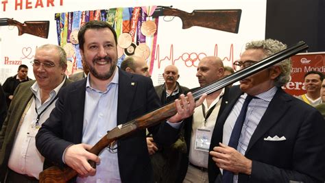 Patto Tra Salvini E La Lobby Delle Armi Protestano Le Opposizioni Far West Che Favorisce I