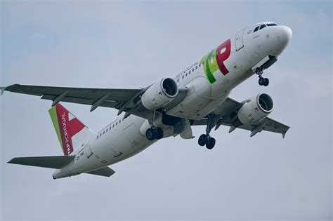 Comment Freine Un Avion à L Atterrissage - Lisbonne: le pneu d'un avion éclate à l'atterrissage