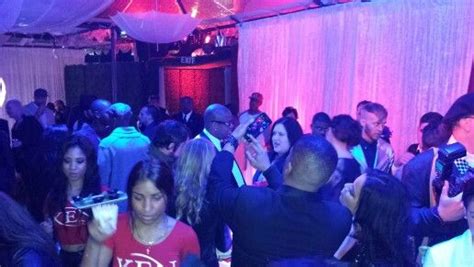 The winners of the 63rd grammy awards are starting to slowly roll in. Crowd enjoying private Grammy party | Grammy party, Grammy ...