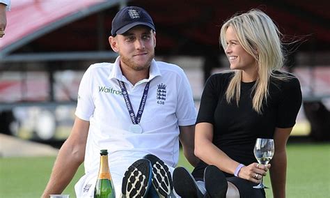 Cricketer stuart broad and her girlfriend mollie king seen together in london| वनइंडिया हिंदी. Stuart Broad shares a drink with his girlfriend Bealey ...