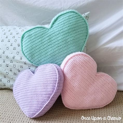 These crochet pillows are from @woolyana … i love how they show that a different color of edging can create a totally different anatomical heart crochet pillow by sarah louise burns. Crochet Patterns Galore - Candy Heart Pillows