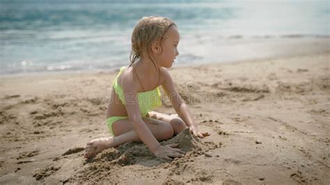 Bambina Adorabile Che Gioca Sulla Spiaggia Di Sabbia Bianca Archivi Video Video Di Sabbia
