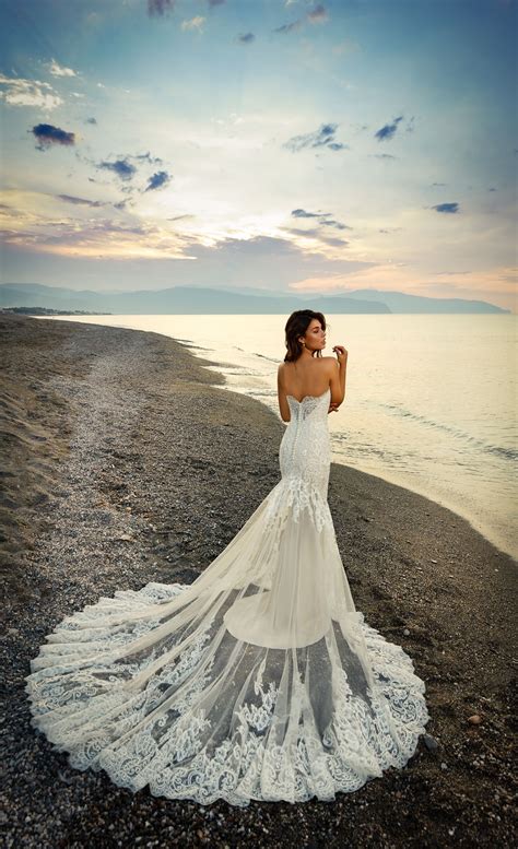 Neben den aktuellen brautkleider kollektionen und trends findet ihr hier die besten designer, brautmodeläden und tipps. Ein Brautkleid der DREAMS Kollektion in 2020 | Kleid ...