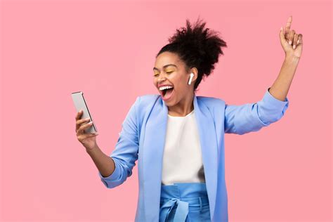 Para enviar este cartão pelo whatsapp, copie e cole o seguinte endereço (url), nas suas mensagens: De longe: no Dia do Amigo, que tal um dueto no Tik Tok ...