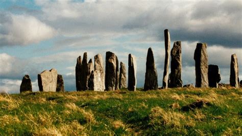 Imponentes montañas, brillantes lagos, densos bosques y kilómetros de playas doradas: Las Calladish Stones en Escocia