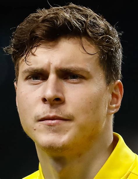 Find out what house the swedish centre back lives in and have a look at his cars! Victor Lindelöf - Player profile 20/21 | Transfermarkt