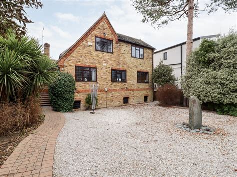 Littlecote in Wraysbury, Berkshire pet-friendly, riverside views, en