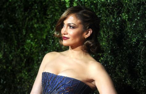 Jennifer Lopez Busty Wearing A Strapless Dress At The 2015 Tony Awards
