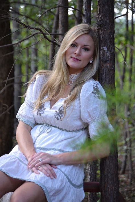 Meet the cast of Redneck Housewives of Alabama al play Woman In