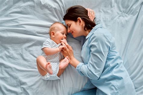 Mamá Cariñosa Acariciando A Su Bebé Recién Nacido En Casa Mamá Y Bebé