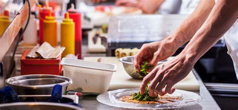 La cocina es el arte gastronómico, compuesto de recetas, técnicas o información sobre los alimentos que consumimos en este curso gratuito online, los participantes podrán aprender en 10 lecciones, como empezar la producción de una huerta orgánica personal. Curso de Cocina Gratis: Operaciones Básicas SUBVENCIONADO