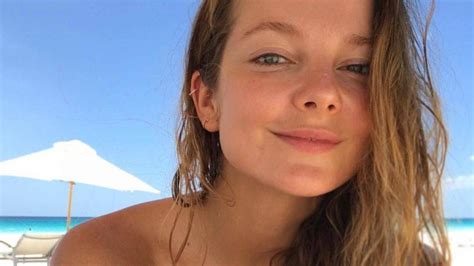 Show more posts from eniko. Meztelen barátnőjét posztolta Mihalik Enikő | 24.hu