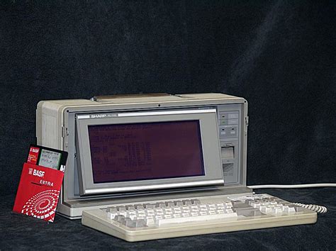 TÜ Arvutimuuseum Sharp Pc 7100